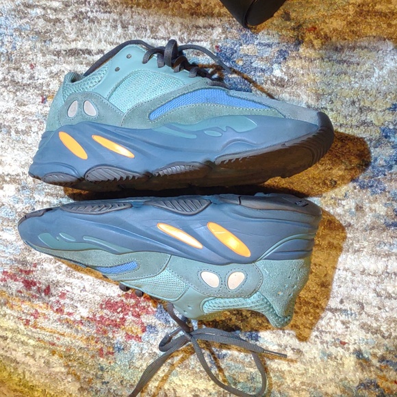 Adidas Yeezy Boost 700 - Picture 2 of 7